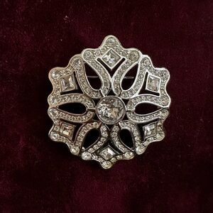 Vtg 2001 SWAROVSKI
Snowflake Christmas Pave Crystal Pin
Brooch